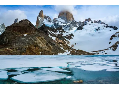 Wandbild und Fototapete mit einem Landschaftsmotiv mit dem Titel Berglandschaft am Fitz Roy mit See und Eisschollen in der Max Steinwald Art Galerie