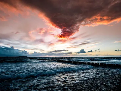 Wandbild und Fototapete mit einem Landschaftsmotiv mit dem Titel Farbkontraste - Sonnenuntergang am Meer in der Max Steinwald Art Galerie