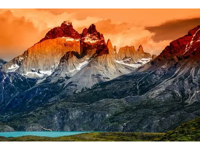 Wandbild und Fototapete mit einem Landschaftsmotiv mit dem Titel Torres del Paine bei Sonnenuntergang in der Max Steinwald Art Galerie