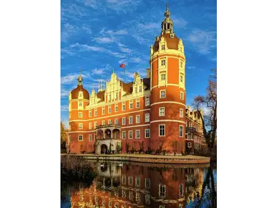 Wandbild und Fototapete mit einem historischen Motiv mit dem Titel Neues Schloss Muskau zur Goldenen Stunde in der Max Steinwald Art Galerie