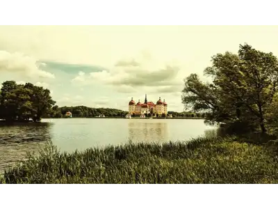 Wandbild und Fototapete mit einem historischen Motiv mit dem Titel Schloss Moritzburg in Sachsen in der Max Steinwald Art Galerie